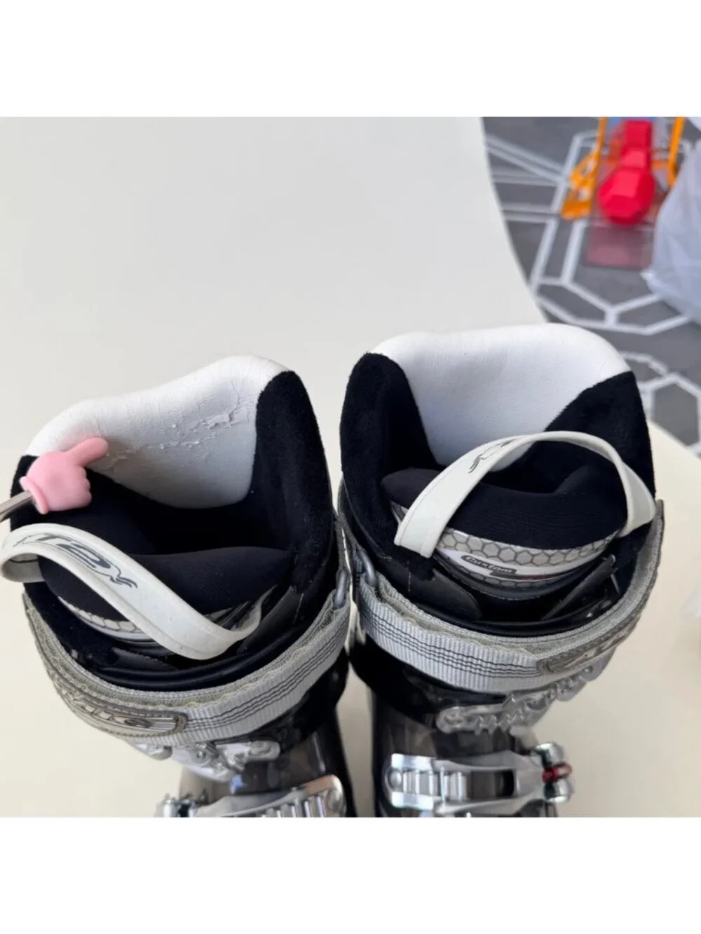 Atomic Hawx 100 Ski Boots Flex 100 Black Red All Mountain Alpine Boots Size 24.5